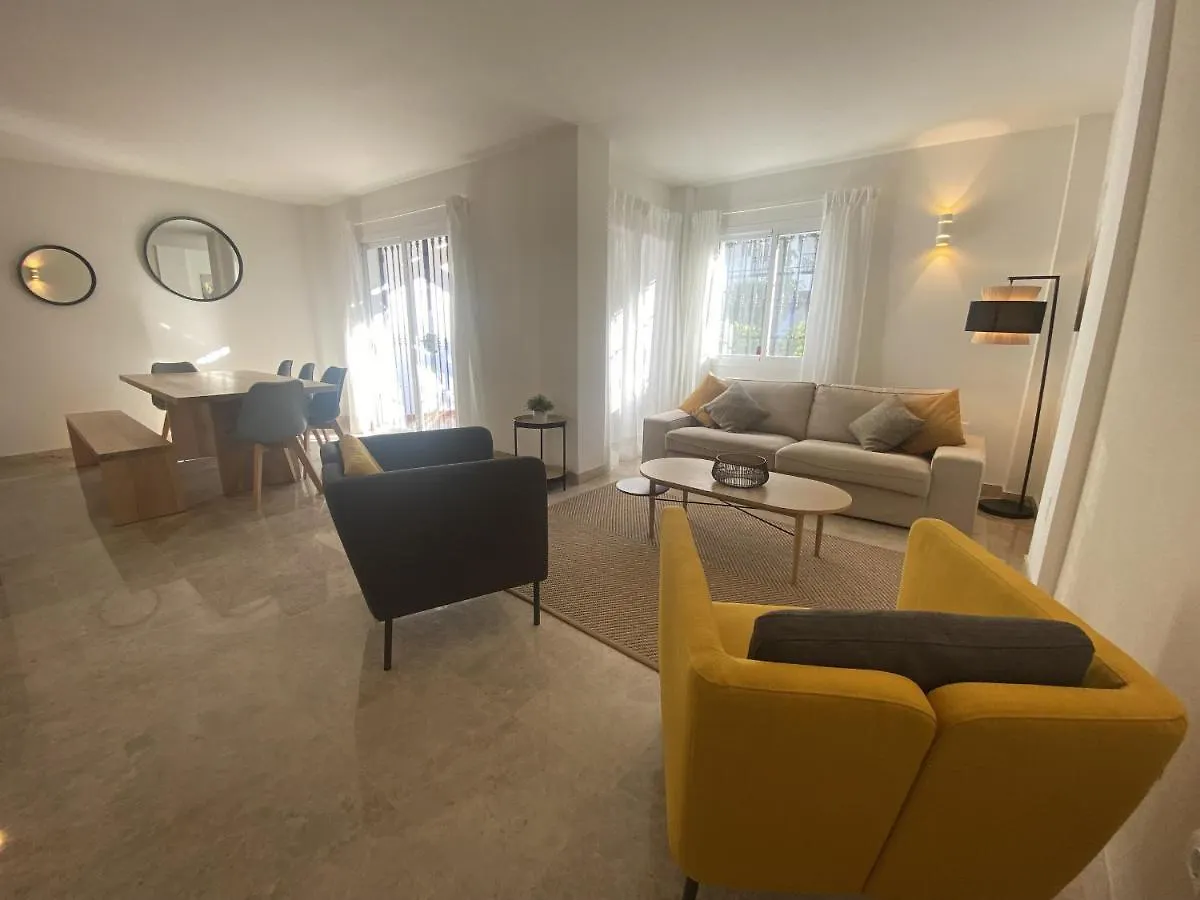 Preciosa Casa De 4 Habitaciones Y 3 Banos, Urbanizacion Los Naranjos, Puerto Banus Marbella