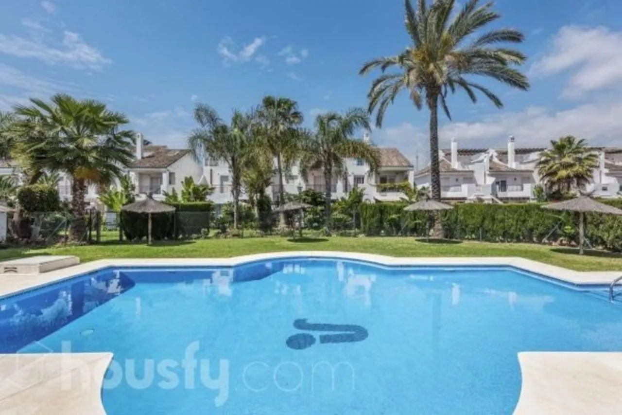 Preciosa Casa De 4 Habitaciones Y 3 Banos, Urbanizacion Los Naranjos, Puerto Banus Marbella