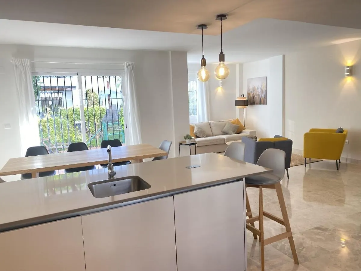 Preciosa Casa De 4 Habitaciones Y 3 Banos, Urbanizacion Los Naranjos, Puerto Banus Marbella